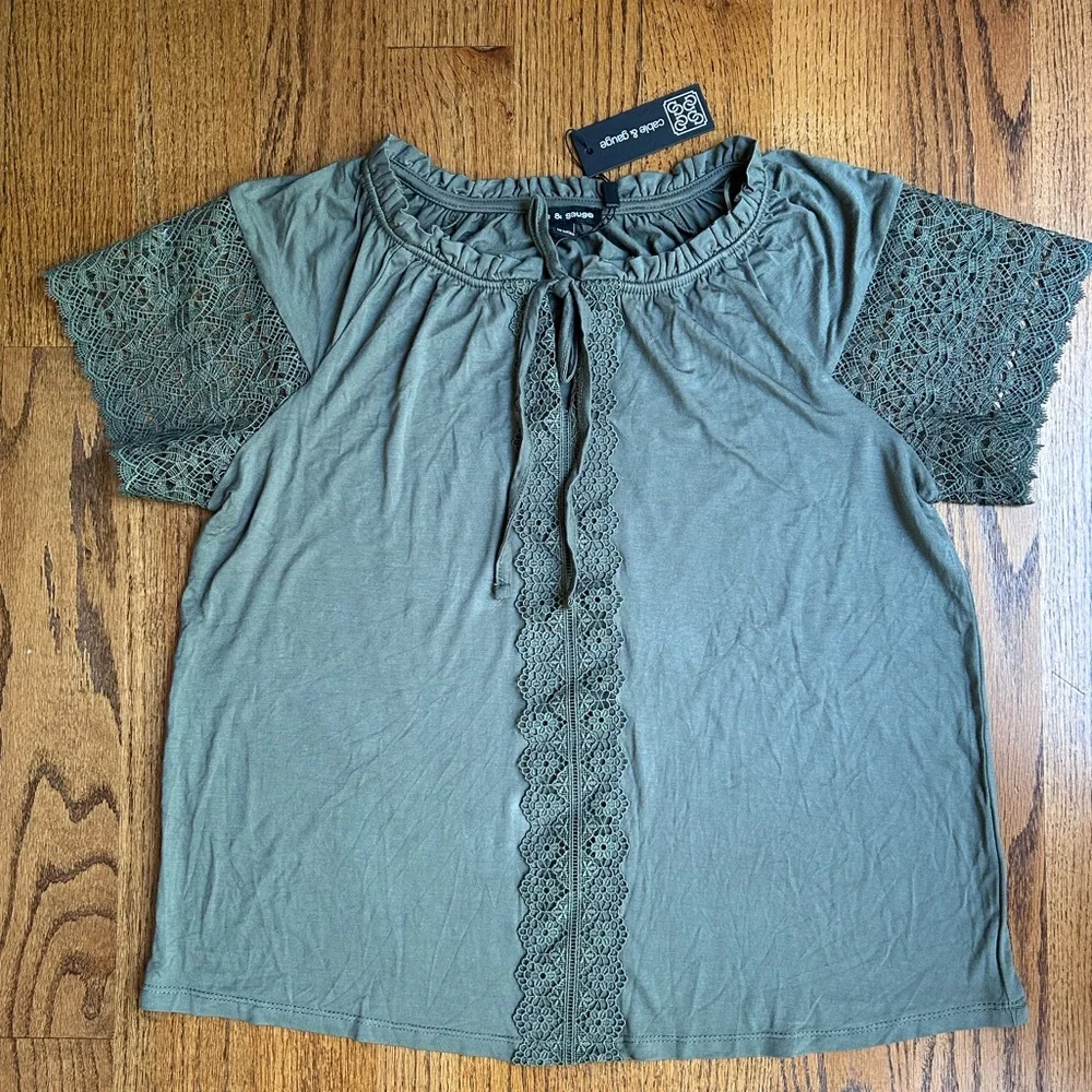 NWT Cable & Gauge Women’s Top Crewneck Lace Short Flutter Sleeves Ruffled Neck - Picture 1 of 8